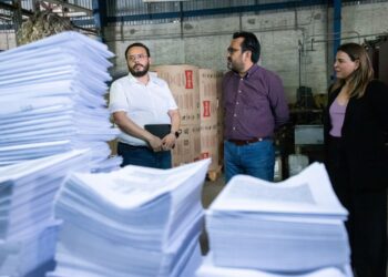 Juan de Dios Gámez entrega el Distintivo ‘Impulso Nafin’ a la empresa Editoriales Once Ríos