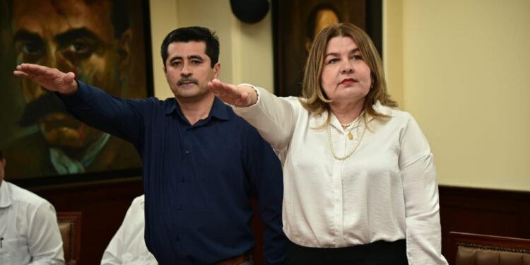 El Rector Jesús Madueña Molina toma protesta a dos nuevos funcionarios de la Administración Central de la UAS