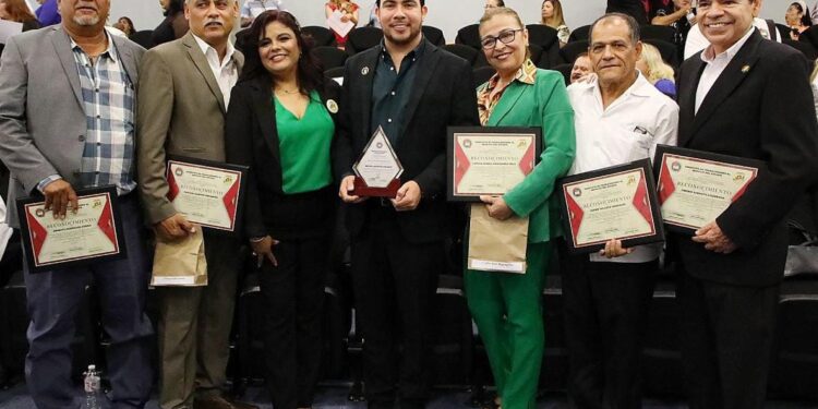 Michel encabeza graduación y celebración del 20 Aniversario de la Preparatoria STASE