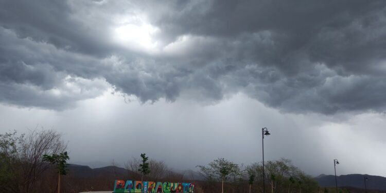 Llueve en el municipio de Badiraguato está tarde de viernes