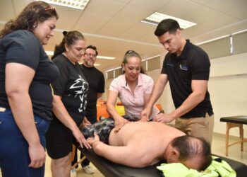 Capacita IMDIS Ahome a débiles visuales en Kinesiología Holística para profesionalizar su trabajo de masajes