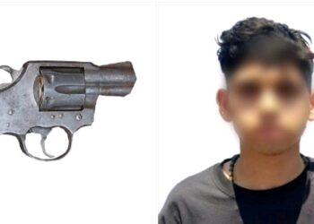 Aseguran policías estatales a dos civiles con un arma de fuego