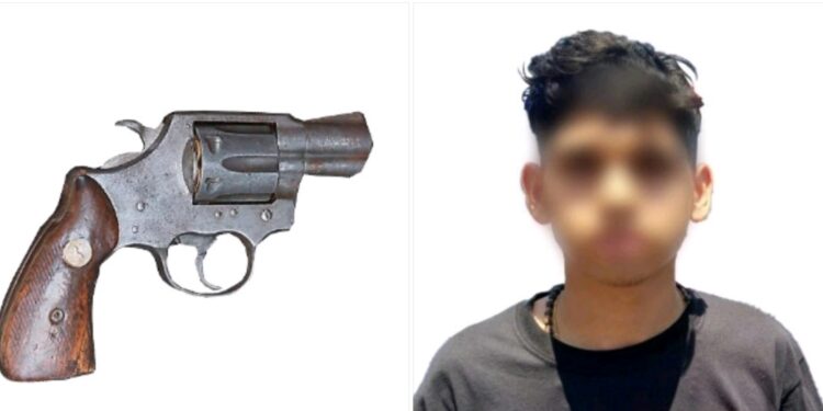 Aseguran policías estatales a dos civiles con un arma de fuego