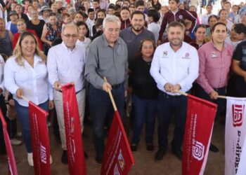 Rocha Moya refrenda su cariño por Badiraguato, en compañía del alcalde dan banderazo de inicio de tramo carretero en San José del Llano
