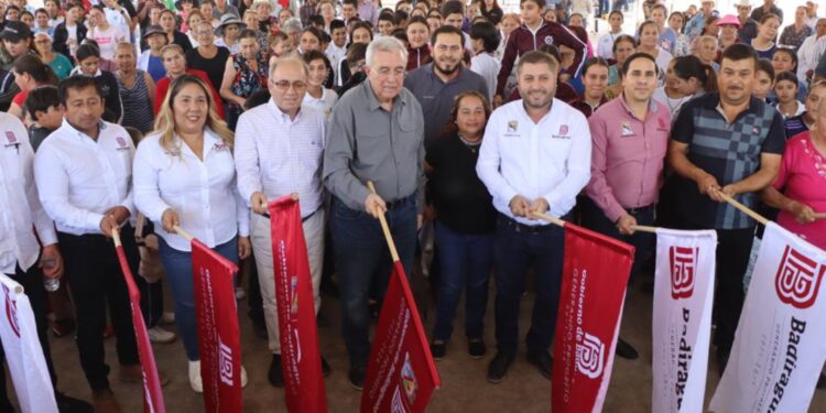 Rocha Moya refrenda su cariño por Badiraguato, en compañía del alcalde dan banderazo de inicio de tramo carretero en San José del Llano