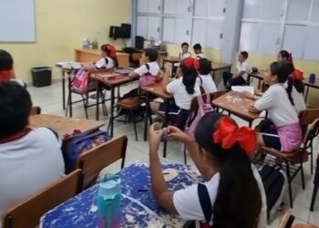 “Es una medida muy acertada, estábamos teniendo muchos golpes de calor”: Maestros y padres de familia ante recorte de calendario escolar