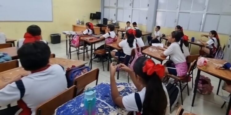 “Es una medida muy acertada, estábamos teniendo muchos golpes de calor”: Maestros y padres de familia ante recorte de calendario escolar