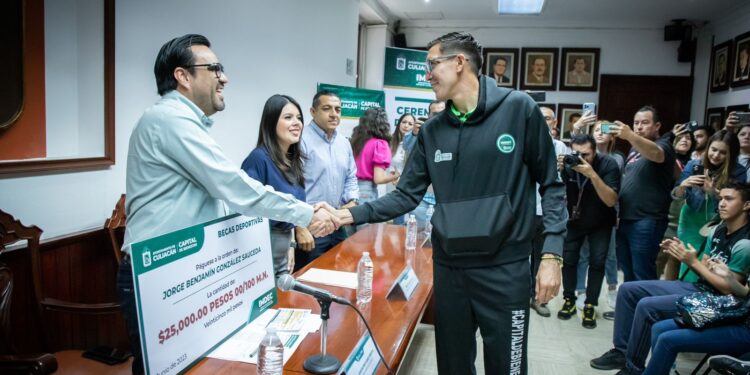 Juan de Dios Gámez reactiva entrega de becas deportivas, tras 4 años de estar suspendidas