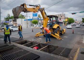 Realizan limpieza y desazolve de rejillas y alcantarillado de Culiacán