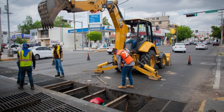 Realizan limpieza y desazolve de rejillas y alcantarillado de Culiacán
