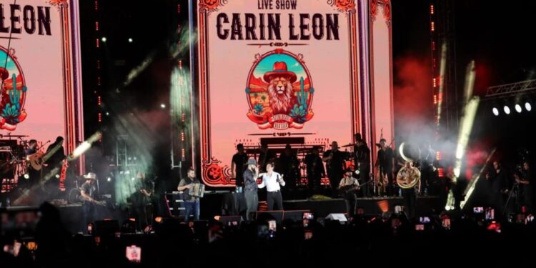 Carín León estremece a Culiacán con su tour Colmillo de Leche