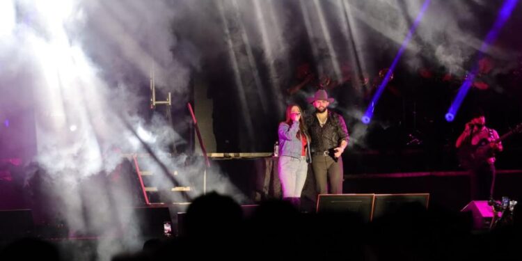 Carín León estremece a Culiacán con su tour Colmillo de Leche