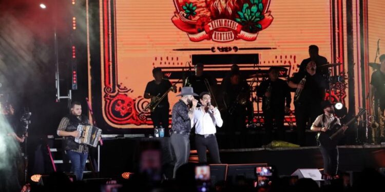 Carín León estremece a Culiacán con su tour Colmillo de Leche