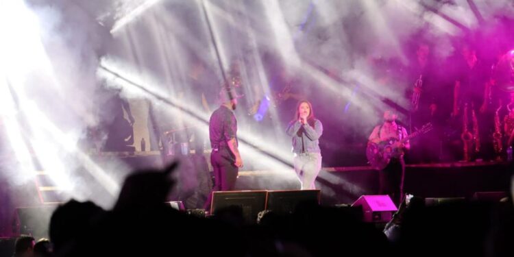 Carín León estremece a Culiacán con su tour Colmillo de Leche