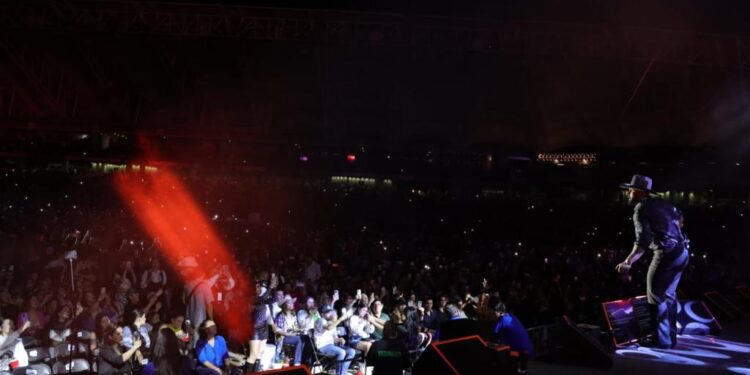 Carín León estremece a Culiacán con su tour Colmillo de Leche