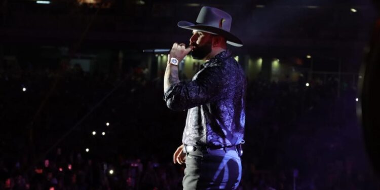 Carín León estremece a Culiacán con su tour Colmillo de Leche