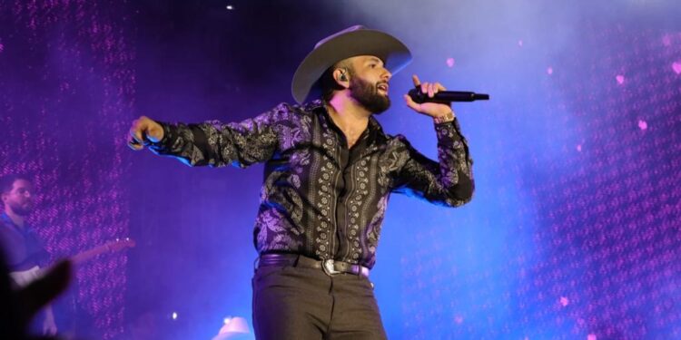 Carín León estremece a Culiacán con su tour Colmillo de Leche