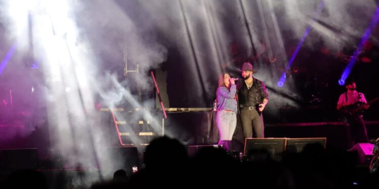 Carín León estremece a Culiacán con su tour Colmillo de Leche