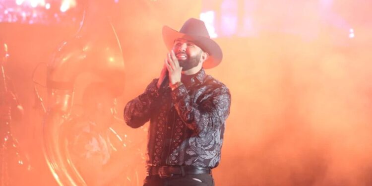 Carín León estremece a Culiacán con su tour Colmillo de Leche