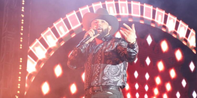 Carín León estremece a Culiacán con su tour Colmillo de Leche