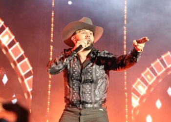 Carín León estremece a Culiacán con su tour Colmillo de Leche