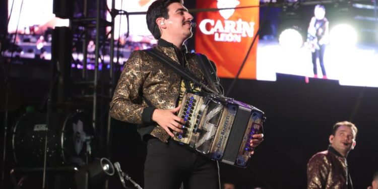 Carín León estremece a Culiacán con su tour Colmillo de Leche