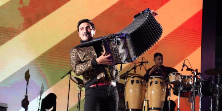 Carín León estremece a Culiacán con su tour Colmillo de Leche