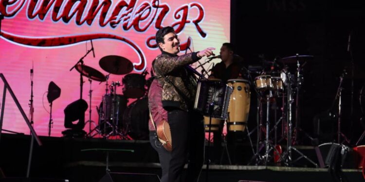 Carín León estremece a Culiacán con su tour Colmillo de Leche