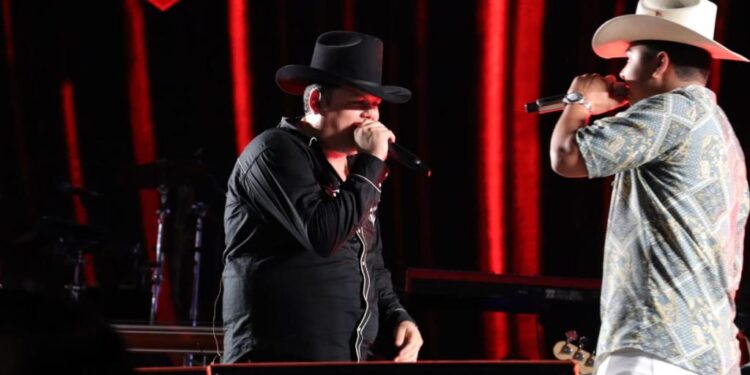 Carín León estremece a Culiacán con su tour Colmillo de Leche