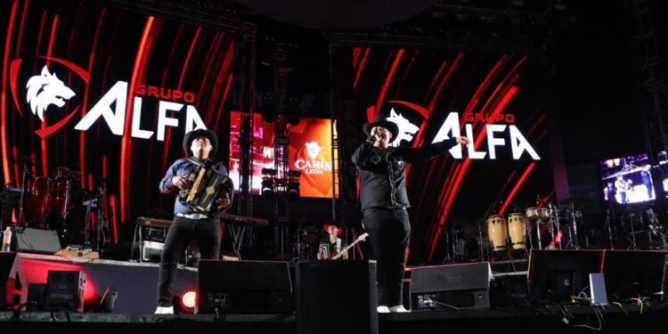 Carín León estremece a Culiacán con su tour Colmillo de Leche