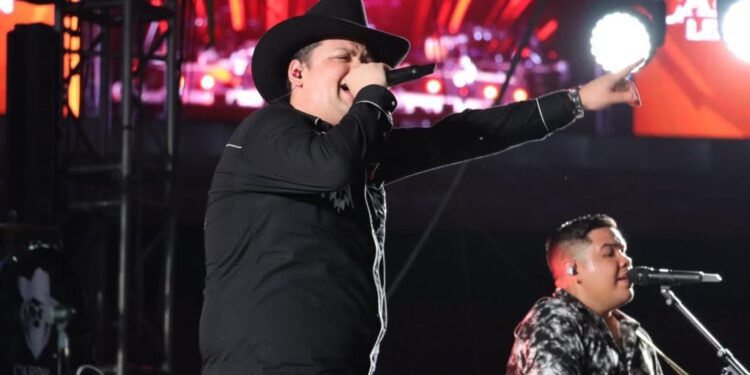 Carín León estremece a Culiacán con su tour Colmillo de Leche