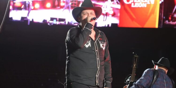 Carín León estremece a Culiacán con su tour Colmillo de Leche