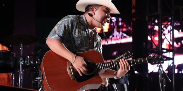 Carín León estremece a Culiacán con su tour Colmillo de Leche