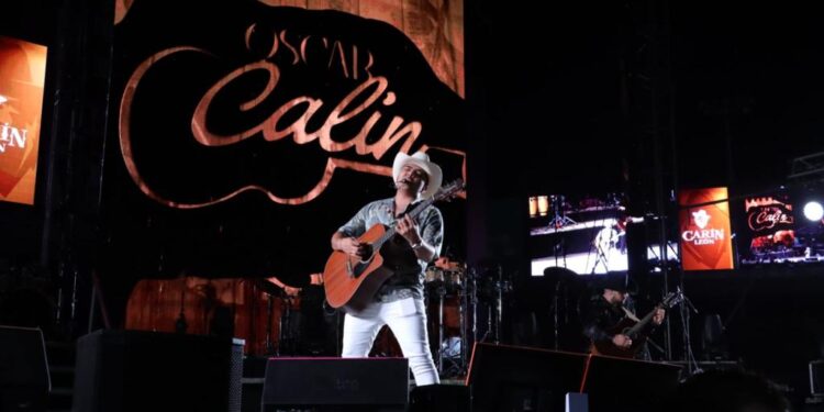 Carín León estremece a Culiacán con su tour Colmillo de Leche