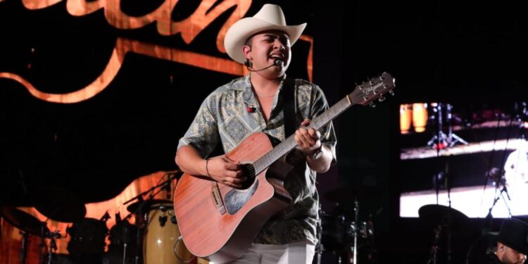 Carín León estremece a Culiacán con su tour Colmillo de Leche