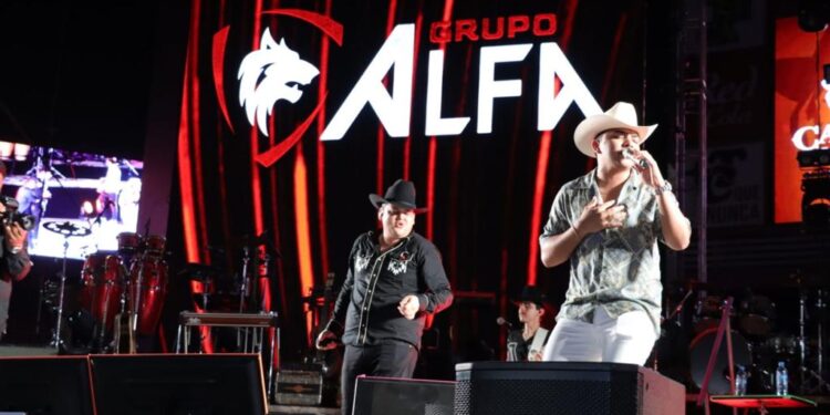 Carín León estremece a Culiacán con su tour Colmillo de Leche