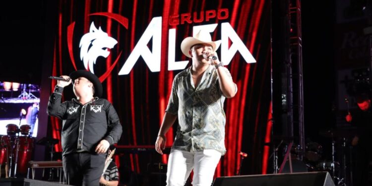 Carín León estremece a Culiacán con su tour Colmillo de Leche