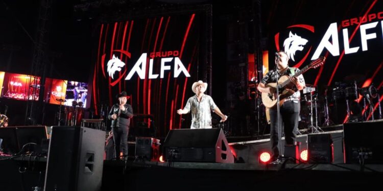 Carín León estremece a Culiacán con su tour Colmillo de Leche