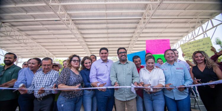 Juan de Dios Gámez entrega dos nuevos camiones recolectores de basura y obras a Quilá