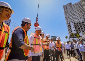 Rocha coloca la primera piedra de hotel Hyde en Mazatlán