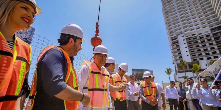 Rocha coloca la primera piedra de hotel Hyde en Mazatlán