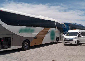 Aseguran a chóferes de dos autobuses donde viajaban 191 indocumentados en Sonora