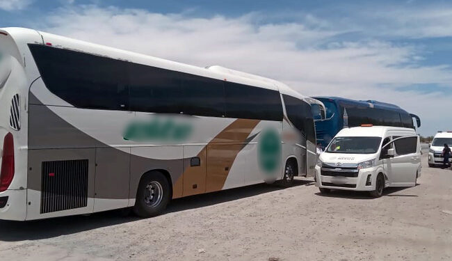 Aseguran a chóferes de dos autobuses donde viajaban 191 indocumentados en Sonora