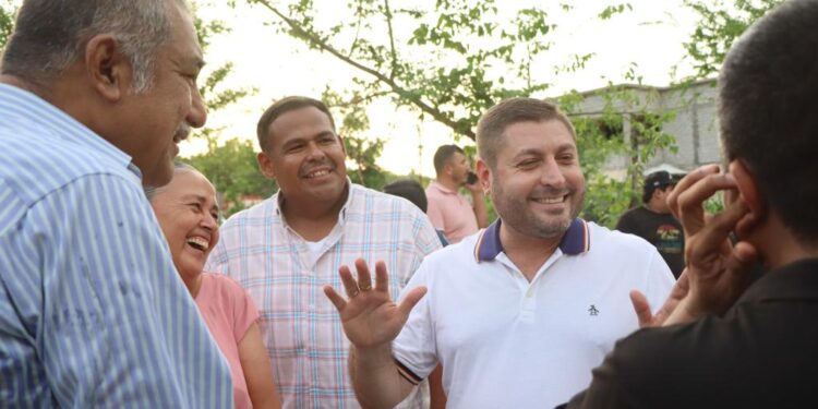 Badiraguato continúa en desarrollo; alcalde entrega calle pavimentada