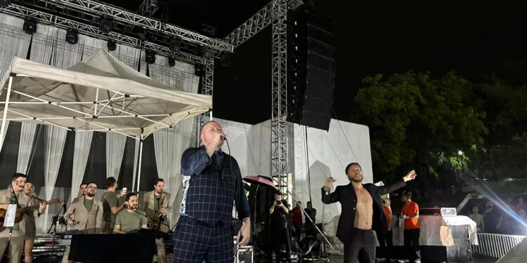 ¡Con todo y lluvia! Sin Bandera ofrece concierto en Culiacán