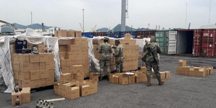 La Marina de México incautó 5.4 toneladas de metanfetamina en botellas de mezcal artesanal