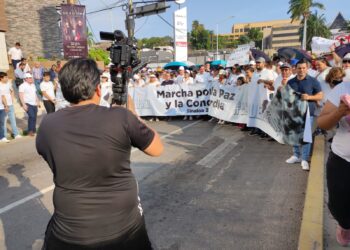 Cuén, rector de la UAS y cientos de ciudadanos marcharon por La Paz y Concordia de Sinaloa
