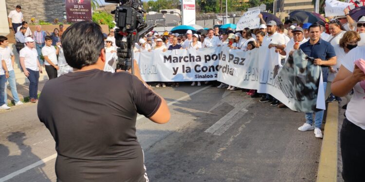 Cuén, rector de la UAS y cientos de ciudadanos marcharon por La Paz y Concordia de Sinaloa