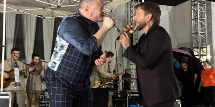 ¡Con todo y lluvia! Sin Bandera ofrece concierto en Culiacán