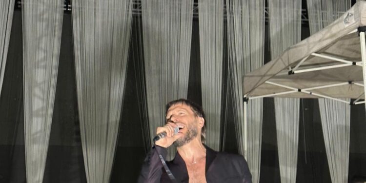 ¡Con todo y lluvia! Sin Bandera ofrece concierto en Culiacán